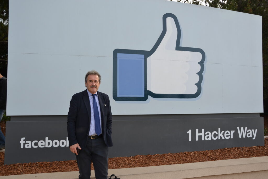 Il prof. Pezzetta di fronte a una sede di Facebook durante la visita di DITEDI in California nel 2015