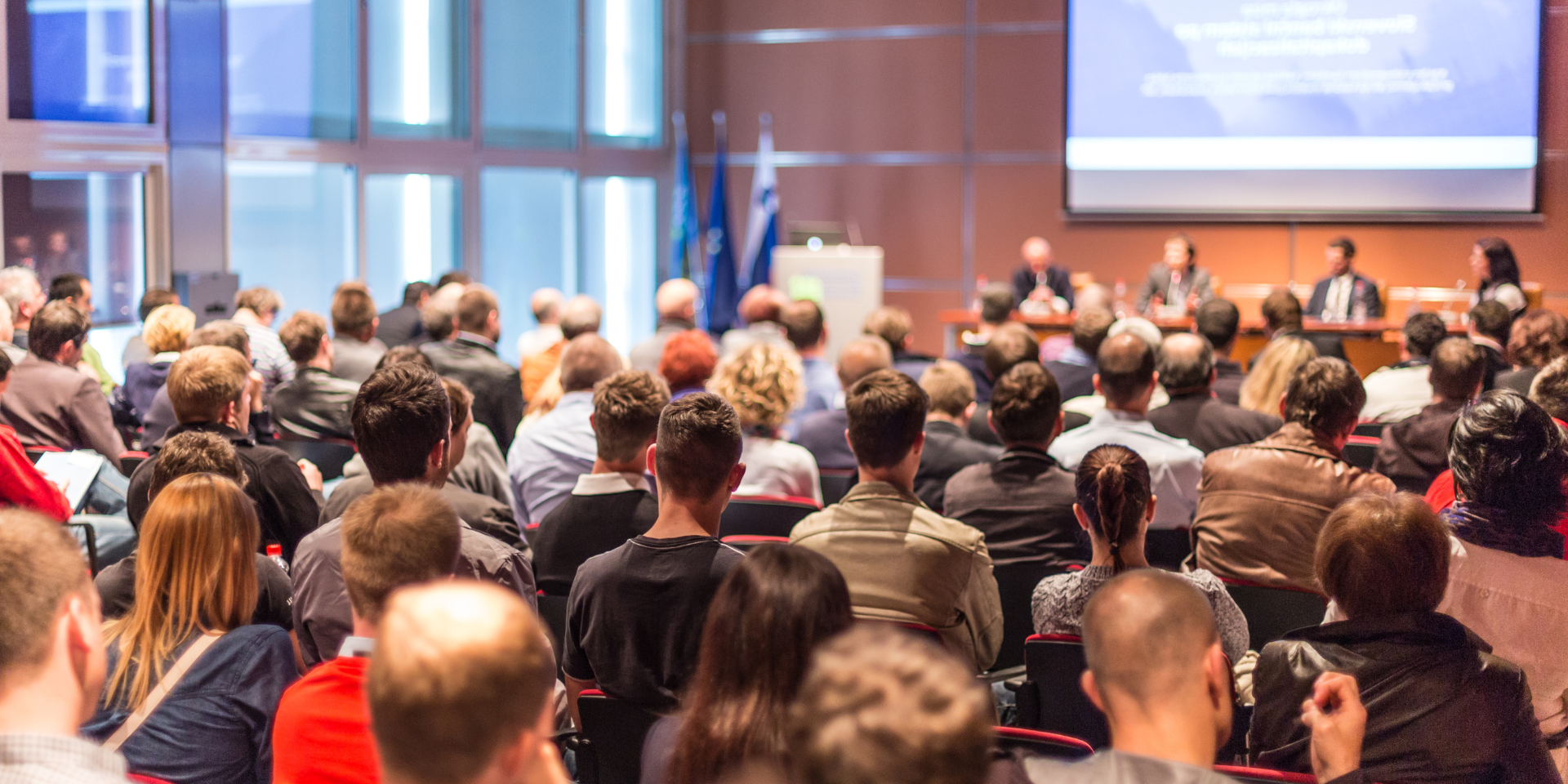 Foto dell'aula magna in università con l'incontro tra studenti e referenti aziendali di imprese digitali della Regione FVG