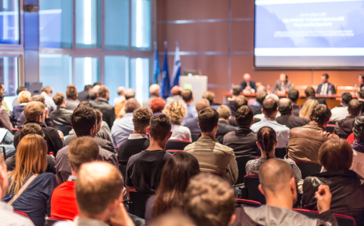 Foto dell'aula magna in università con l'incontro tra studenti e referenti aziendali di imprese digitali della Regione FVG
