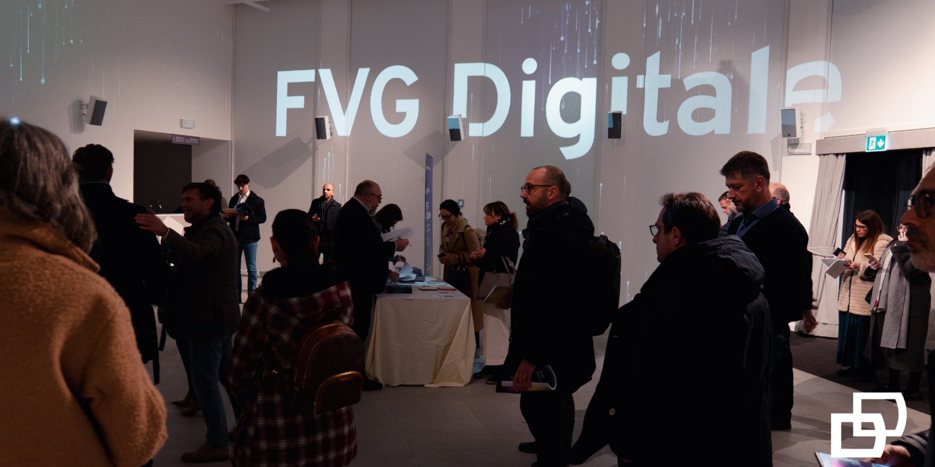 Immagine ingresso Teatro con proiezione della scritta FVG Digitale