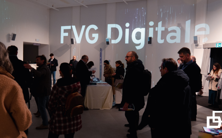 Immagine ingresso Teatro con proiezione della scritta FVG Digitale