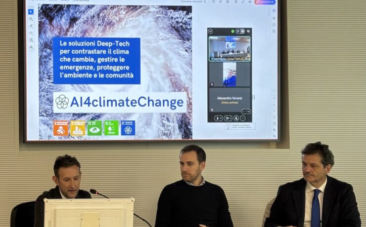 In foto, Bosello illustra il progetto AI4ClimateChange durante l'assemblea ANCI FVG.